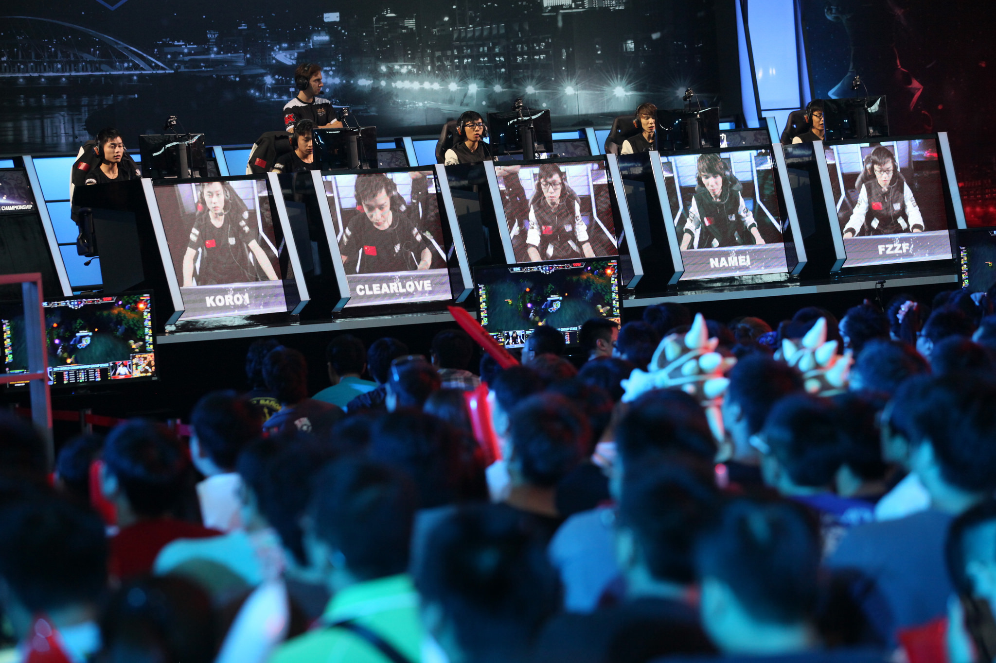 瑞士轮赛制下积分榜竞争白热化：小组出线名额悬念四起，黑马队伍表现抢眼，胜负关系直接影响排名